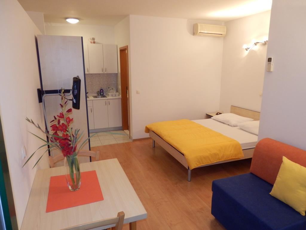 Apartments Rica Omiš Екстериор снимка